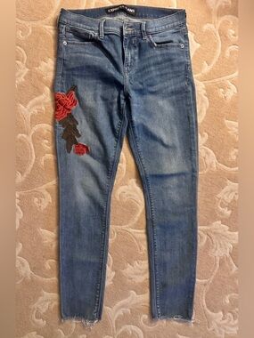 Express Jeans Mid Rise Ankle Legging Rose Embroidered Raw Hem Size 8 EUC